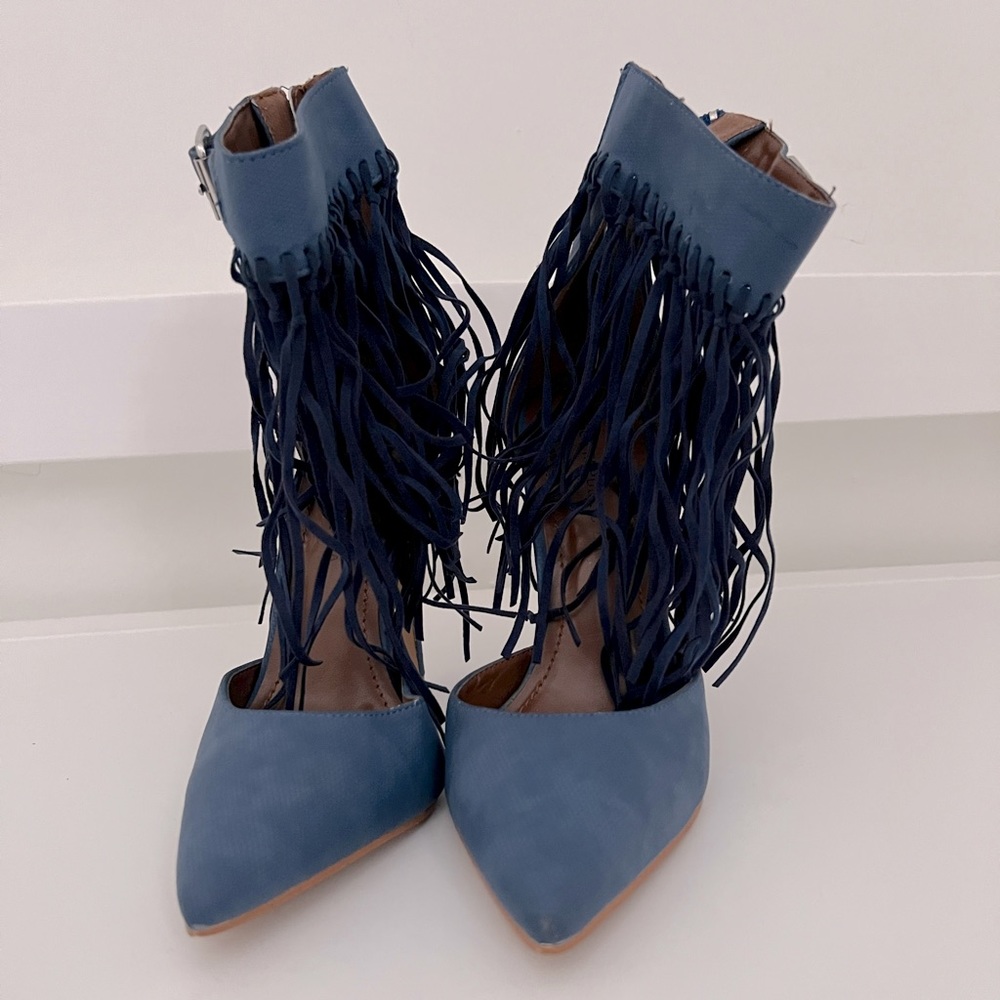 Beautiful brand new casual heels!!!